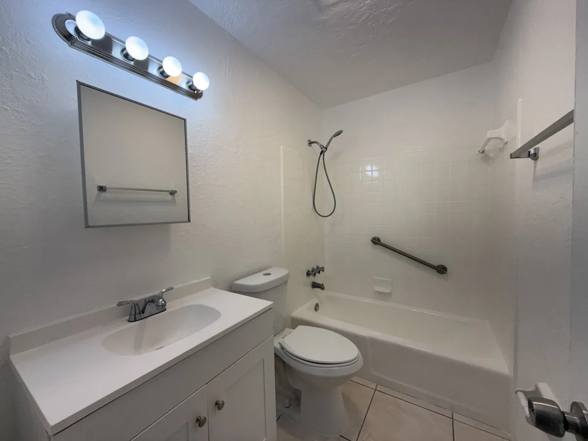 300 SE 11 Ave #102 — 2BR/1BA apartment photo 4