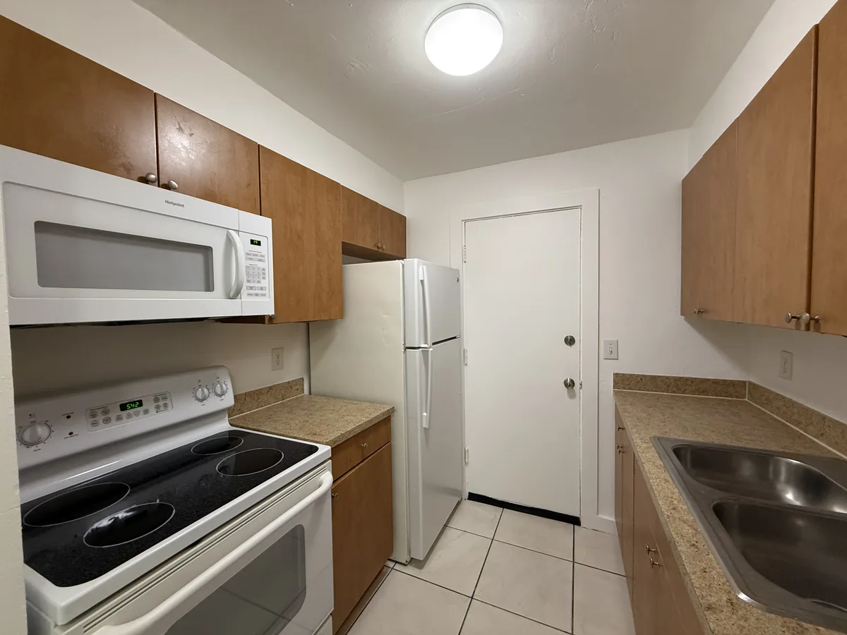 300 SE 11 Ave #102 — 2BR/1BA apartment photo 6