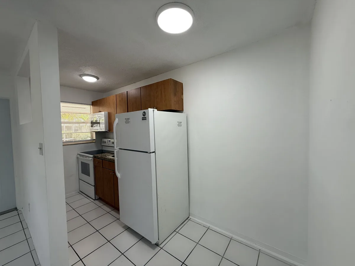 1101-1103 SW 15 Ave #14 — 1BR/1BA apartment photo 3