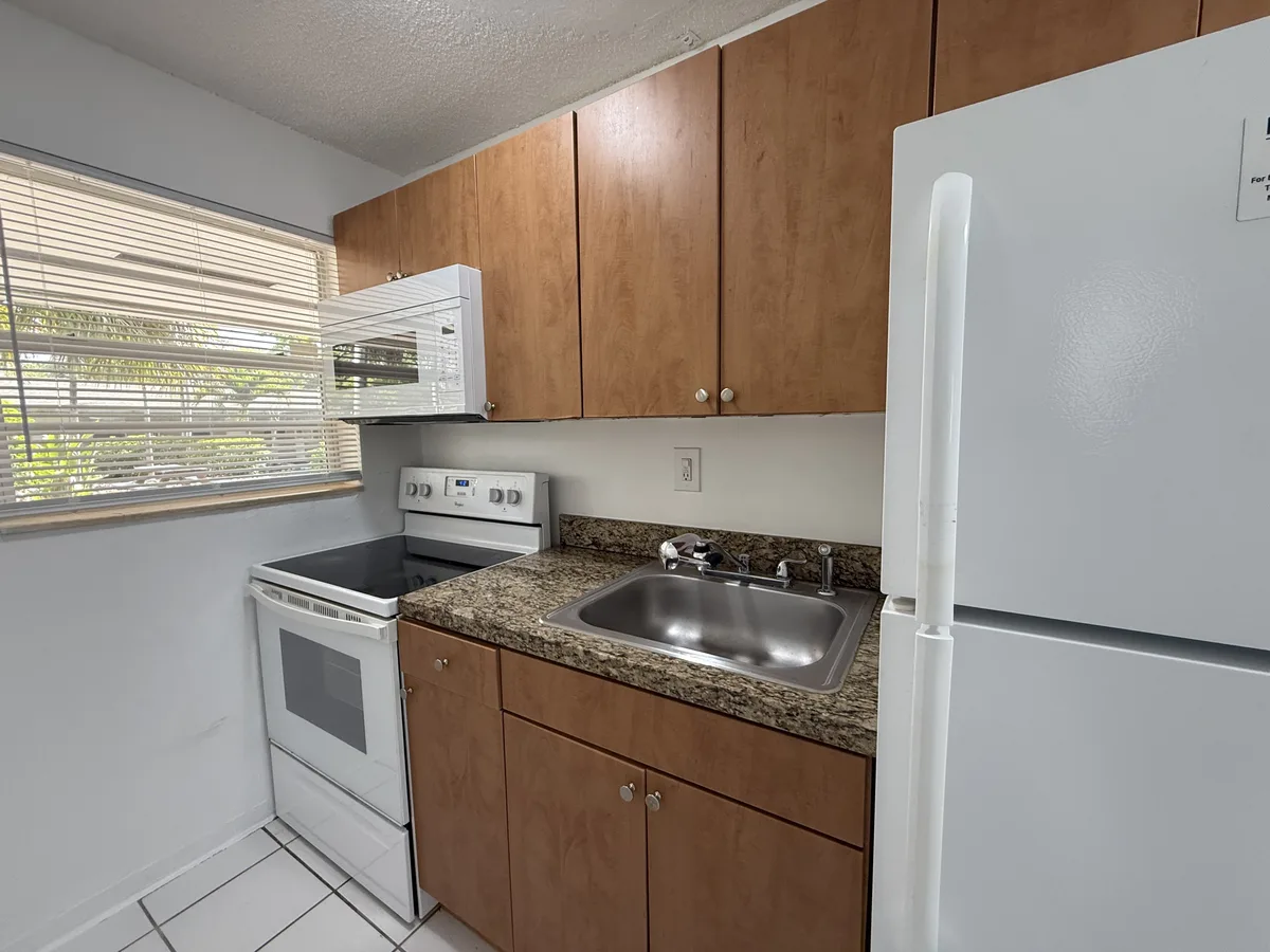 1101-1103 SW 15 Ave #14 — 1BR/1BA apartment photo 4