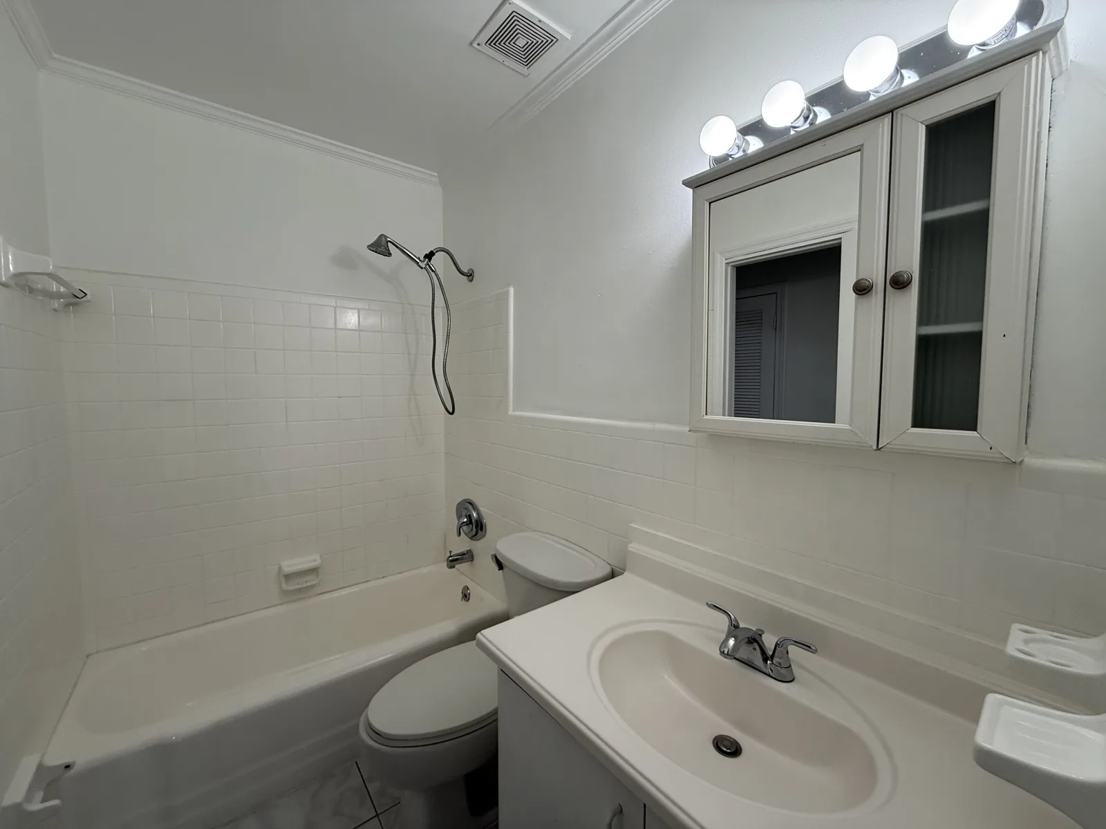 1181 NE 23 Ter #11 — 1BR/1BA apartment photo 4