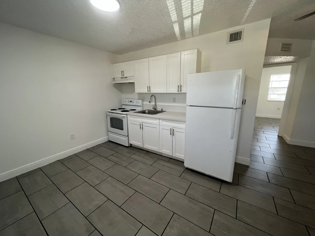 1300 NW 2 Ave #14 — 2BR/1BA apartment photo 2
