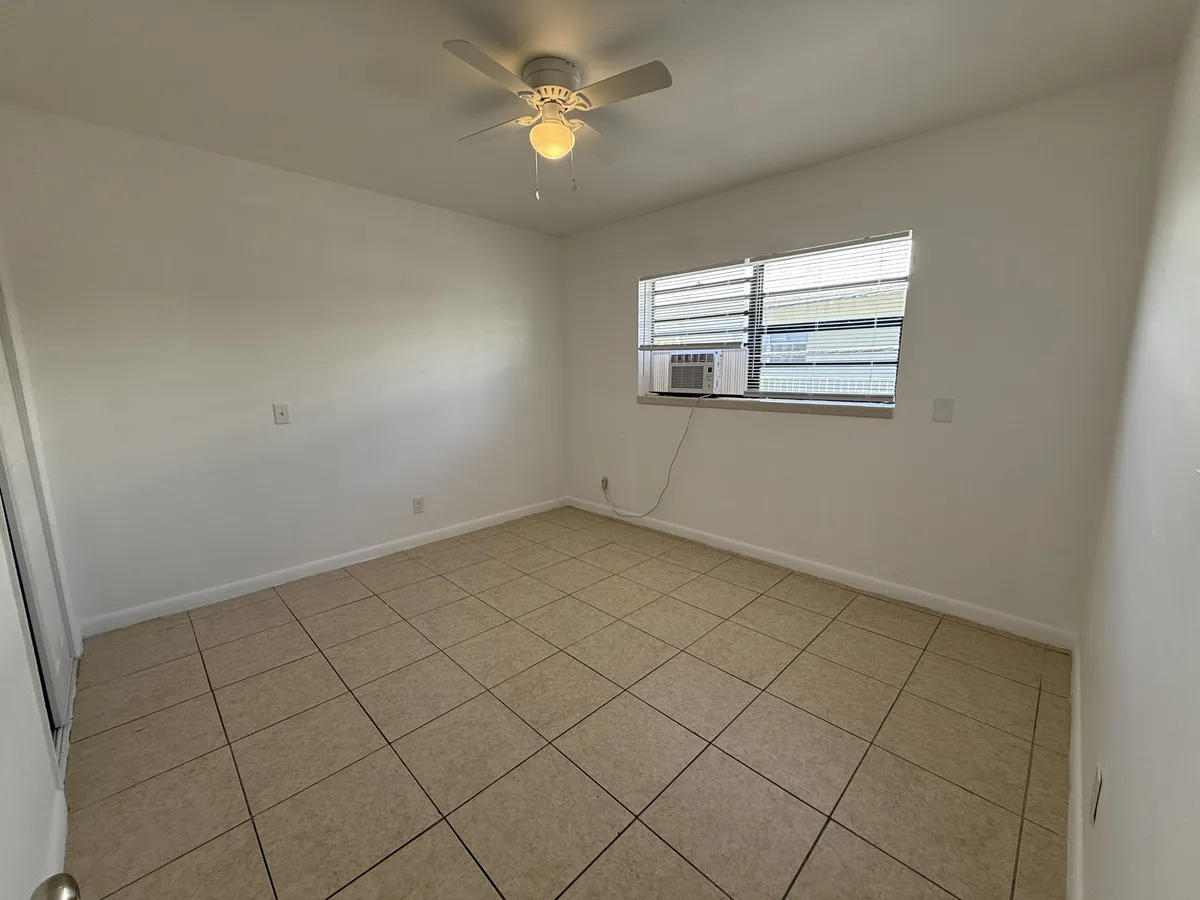 2275 NE 12 St #12 — 1BR/1BA apartment photo 3