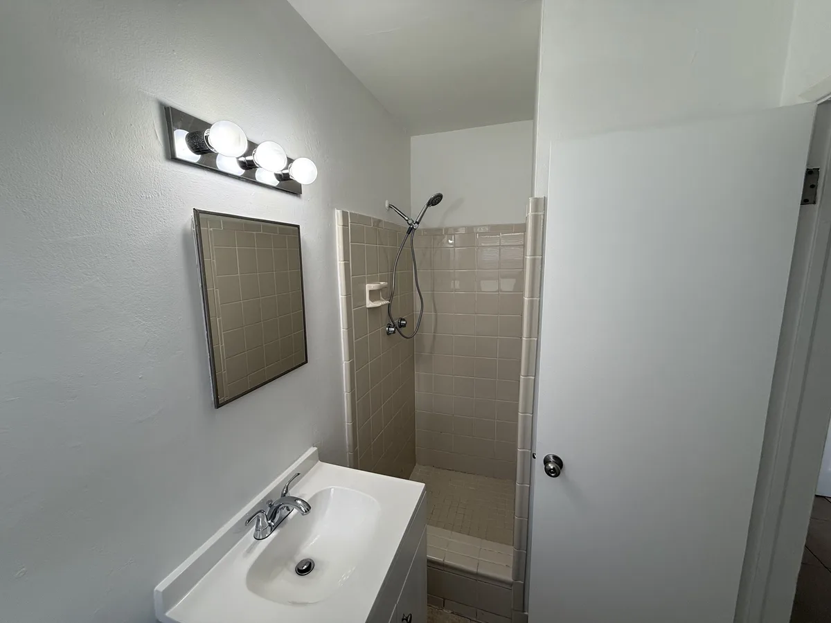 2275 NE 12 St #12 — 1BR/1BA apartment photo 5