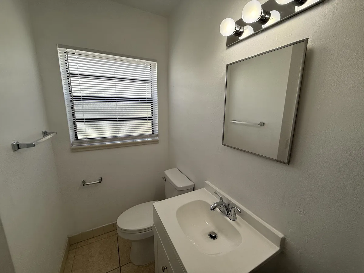 2275 NE 12 St #12 — 1BR/1BA apartment photo 6