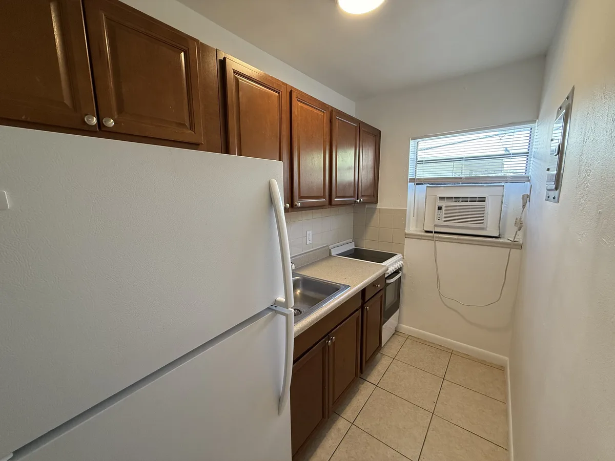 2275 NE 12 St #12 — 1BR/1BA apartment photo 7