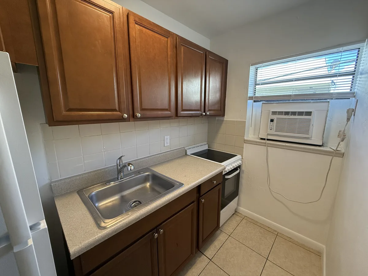 2275 NE 12 St #12 — 1BR/1BA apartment photo 8