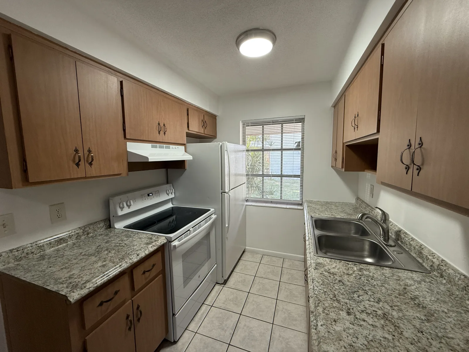 2391-2397 NE 11 Ct #2395 — 1BR/1BA apartment photo 3