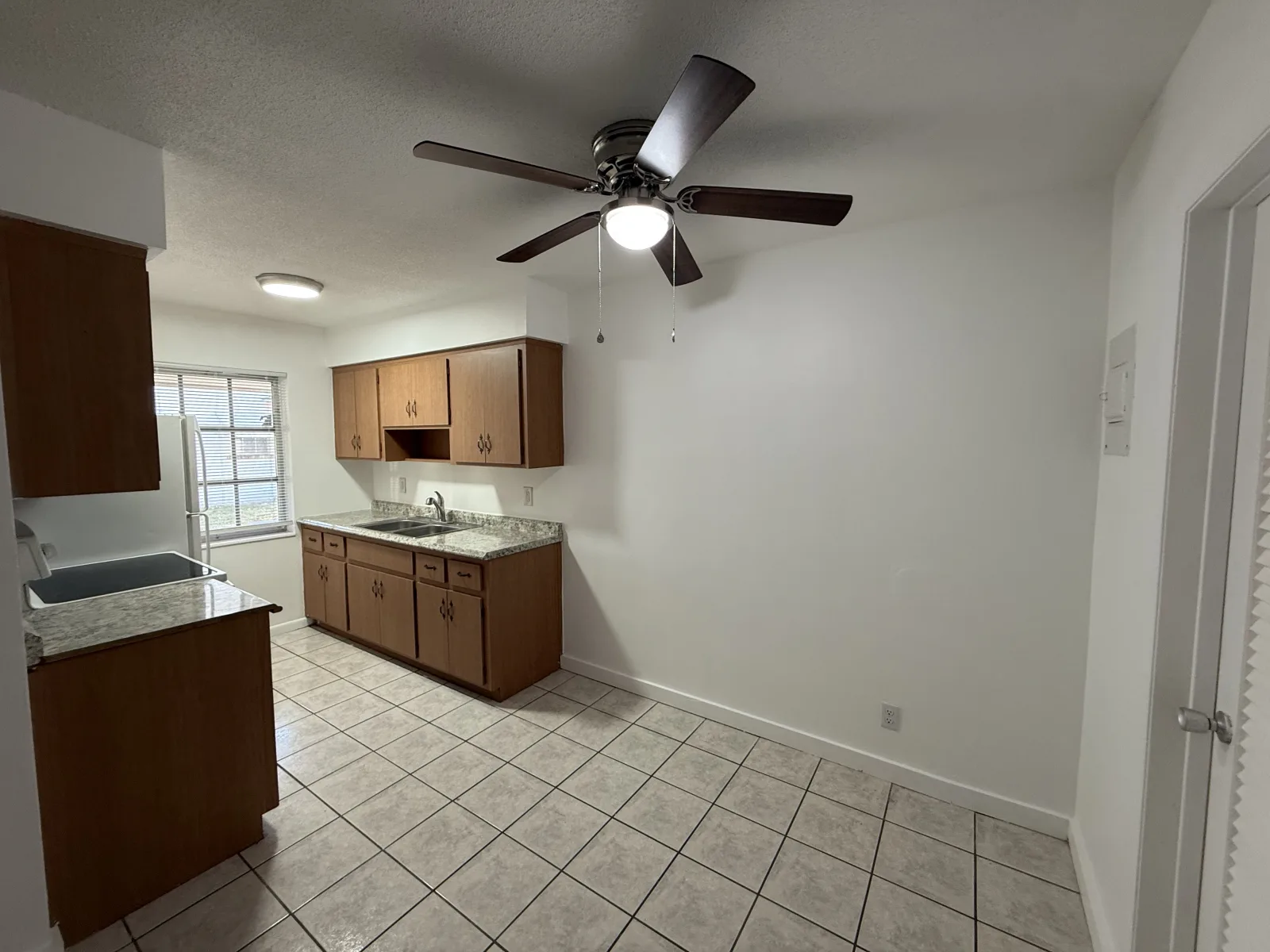 2391-2397 NE 11 Ct #2395 — 1BR/1BA apartment photo 4