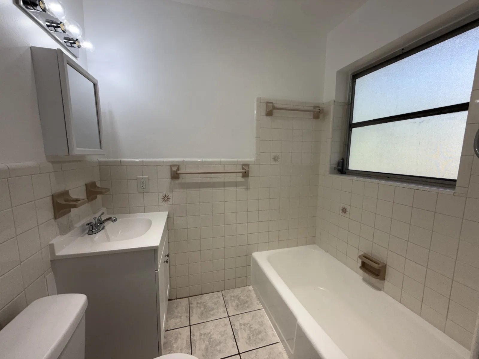 2391-2397 NE 11 Ct #2395 — 1BR/1BA apartment photo 8