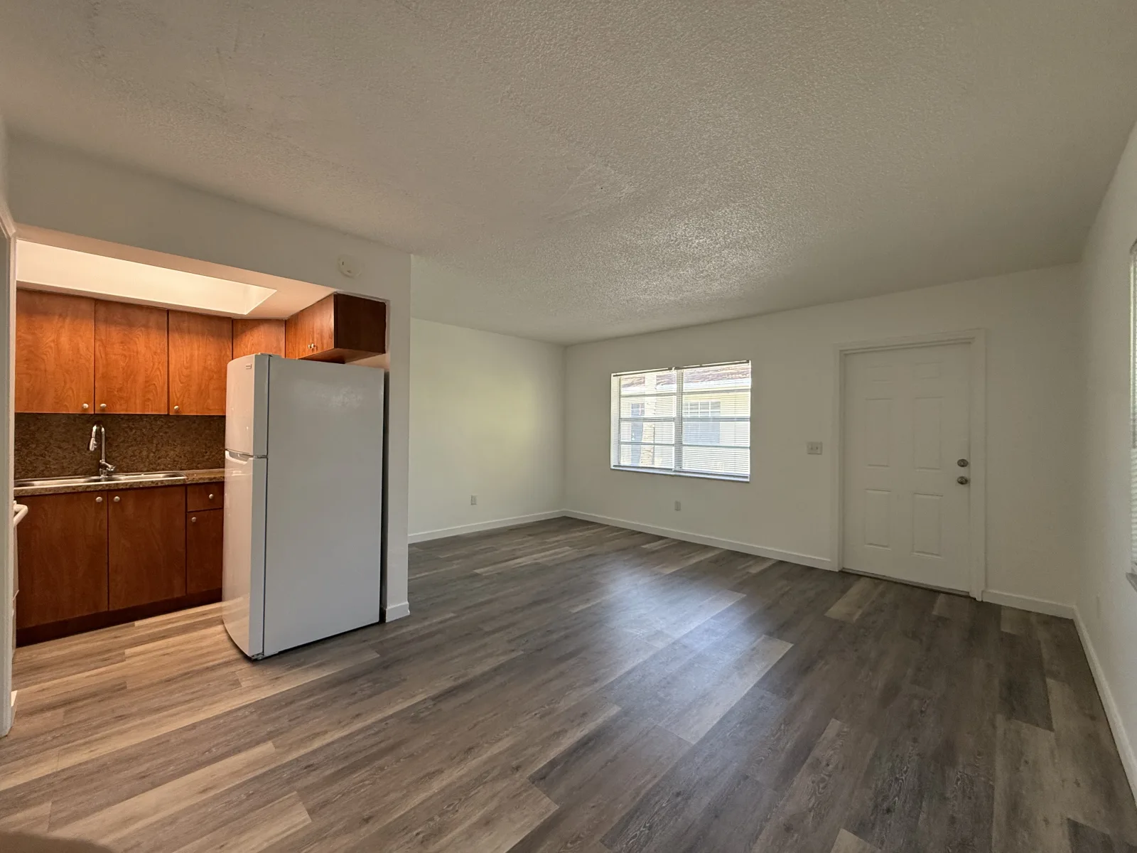 712 NE 1 St #4 — 1BR/1BA apartment photo 2