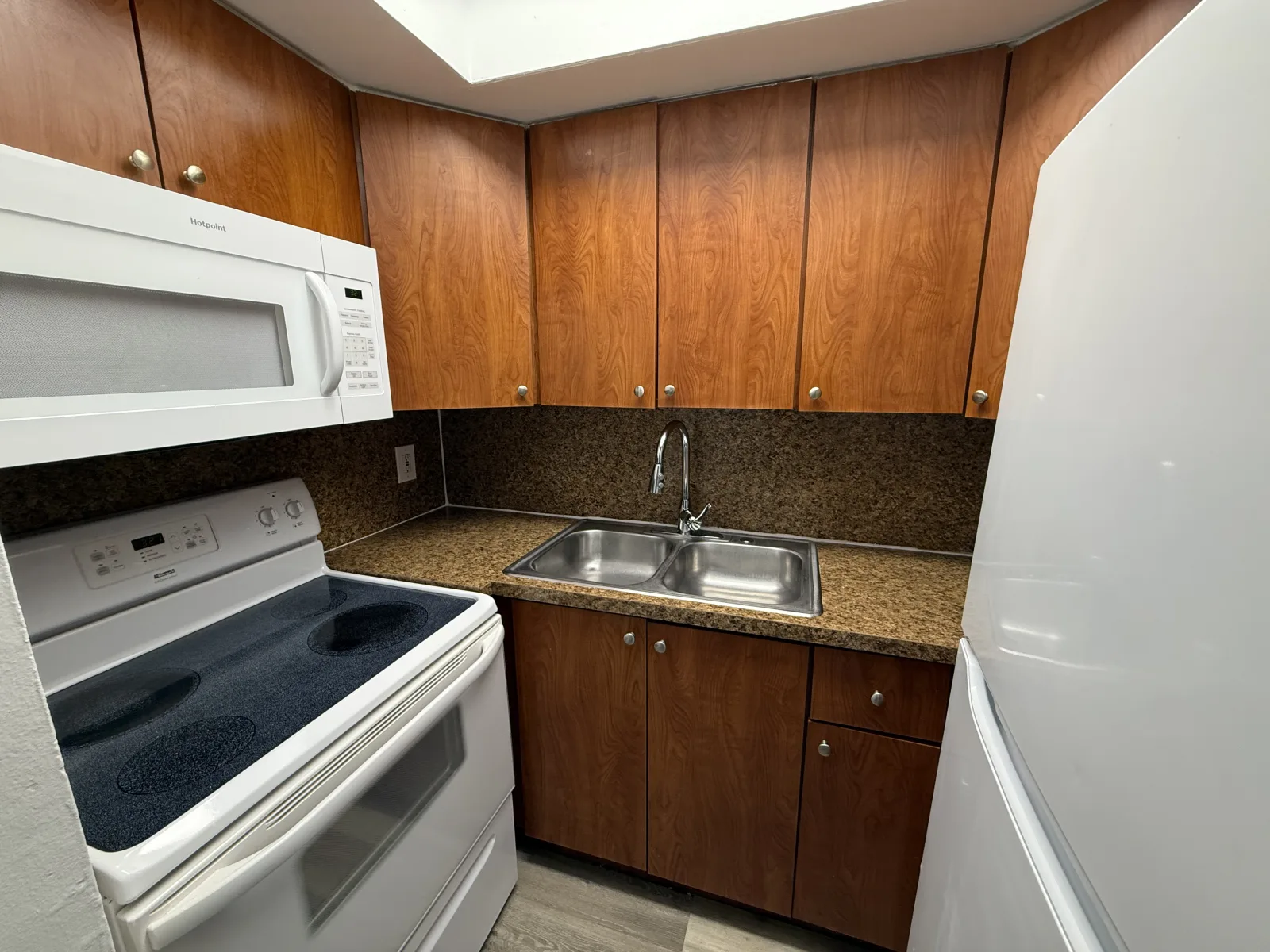 712 NE 1 St #4 — 1BR/1BA apartment photo 3