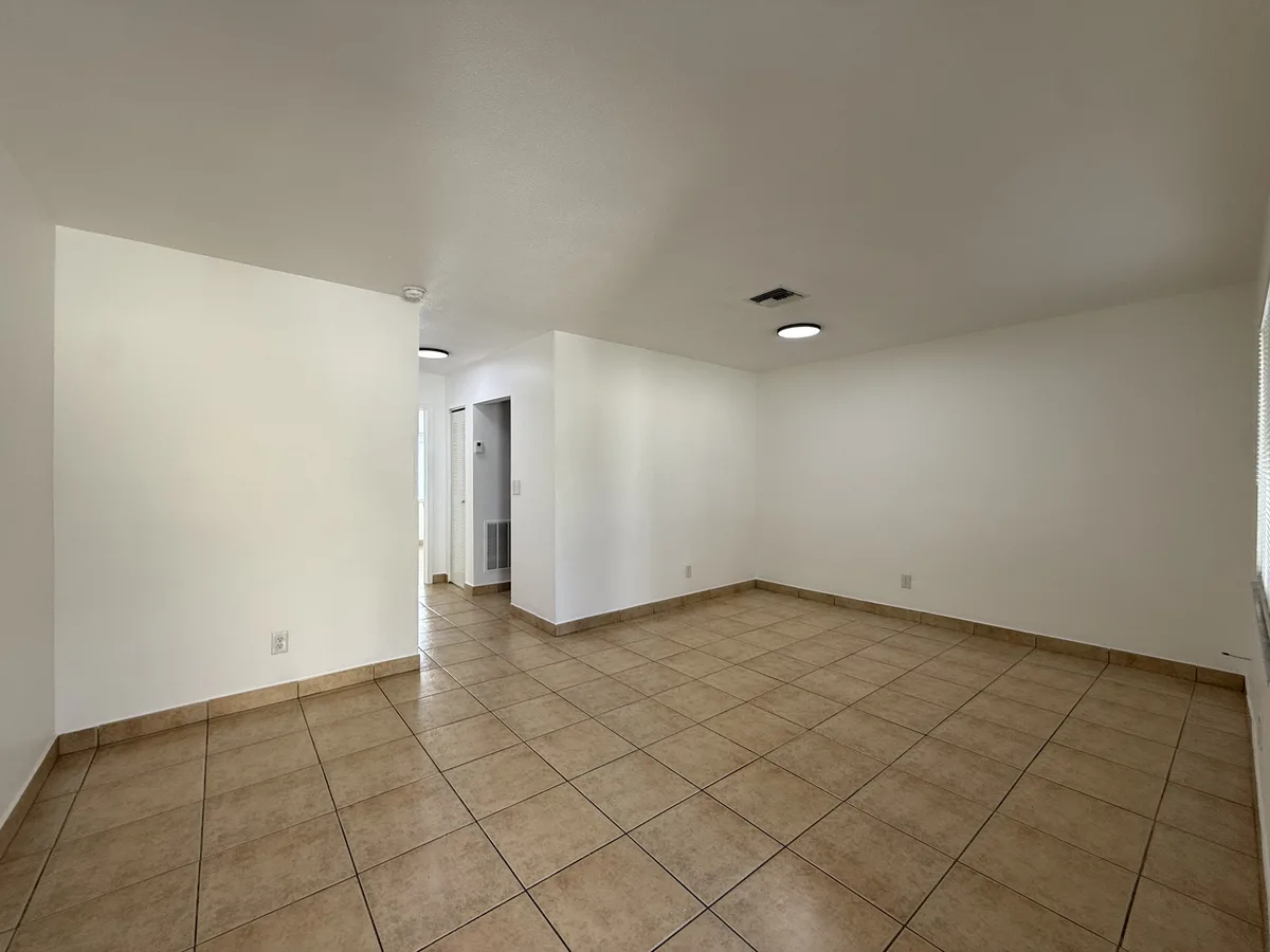 901 Pine Dr #7 — 1BR/1BA apartment photo 1