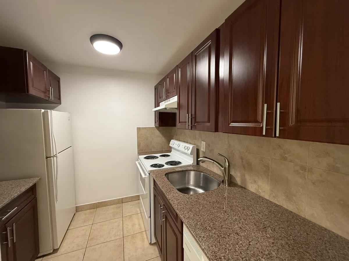 901 Pine Dr #7 — 1BR/1BA apartment photo 2