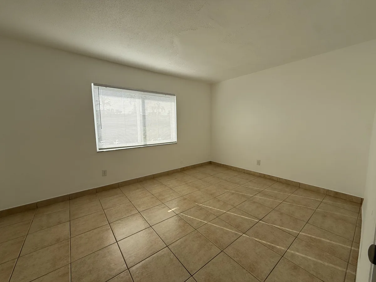 901 Pine Dr #7 — 1BR/1BA apartment photo 3