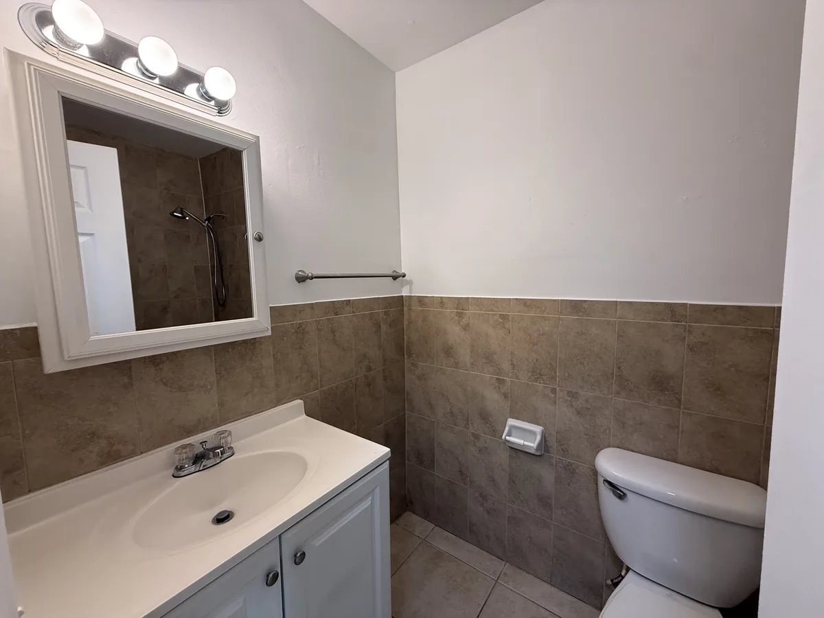 901 Pine Dr #7 — 1BR/1BA apartment photo 5