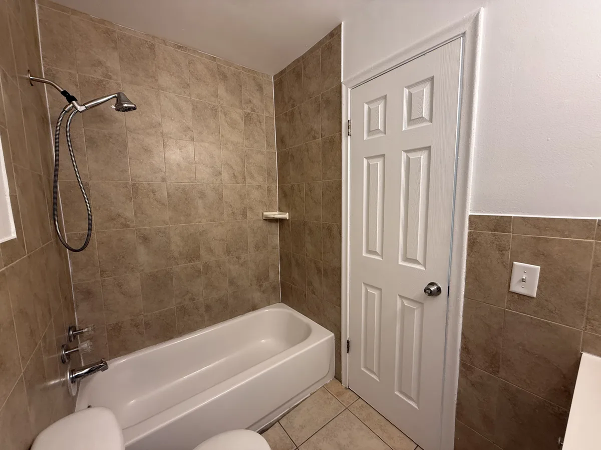901 Pine Dr #7 — 1BR/1BA apartment photo 6