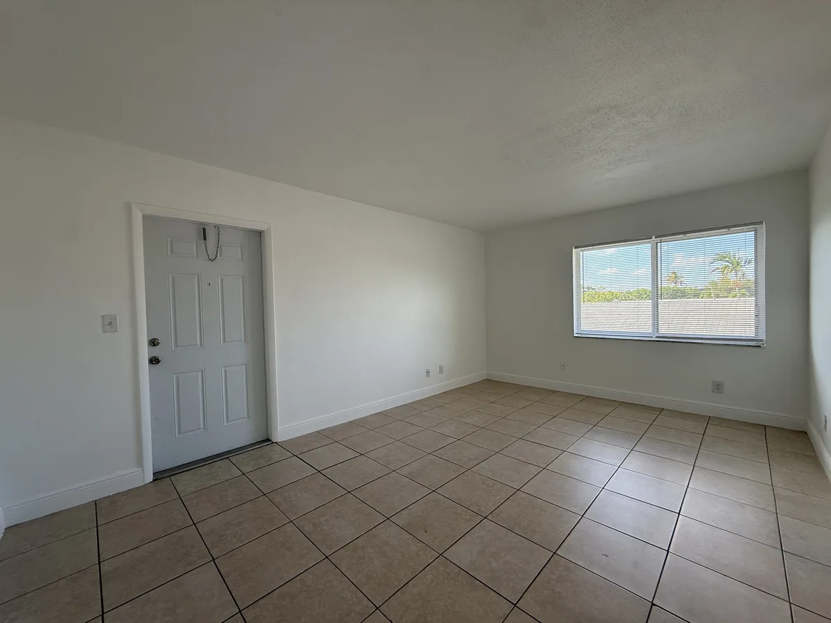 901 Pine Dr #9 — 1BR/1BA apartment photo 10