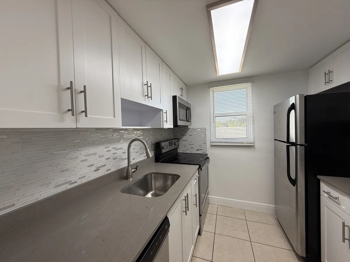 901 Pine Dr #9 — 1BR/1BA apartment photo 11