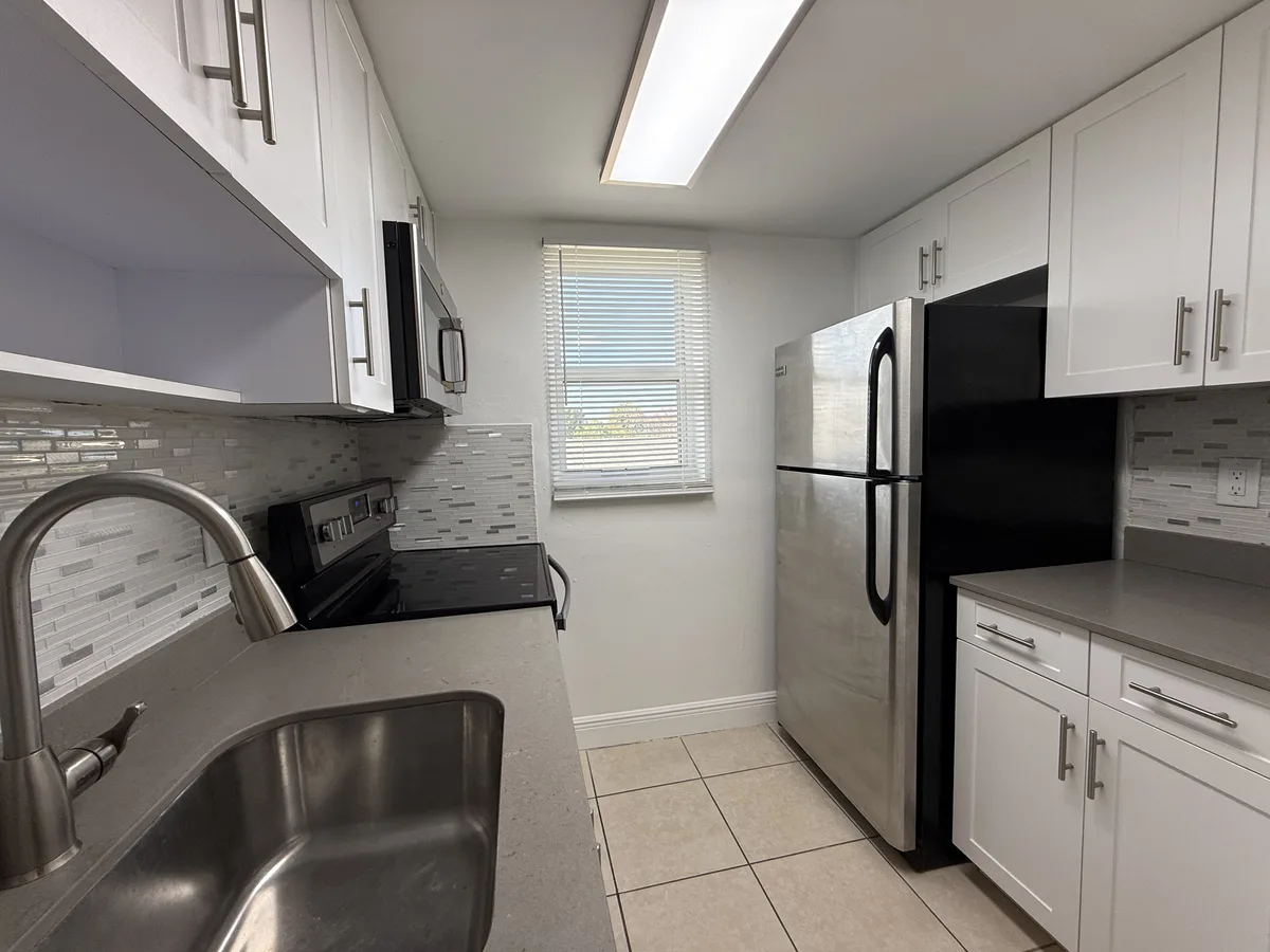 901 Pine Dr #9 — 1BR/1BA apartment photo 2