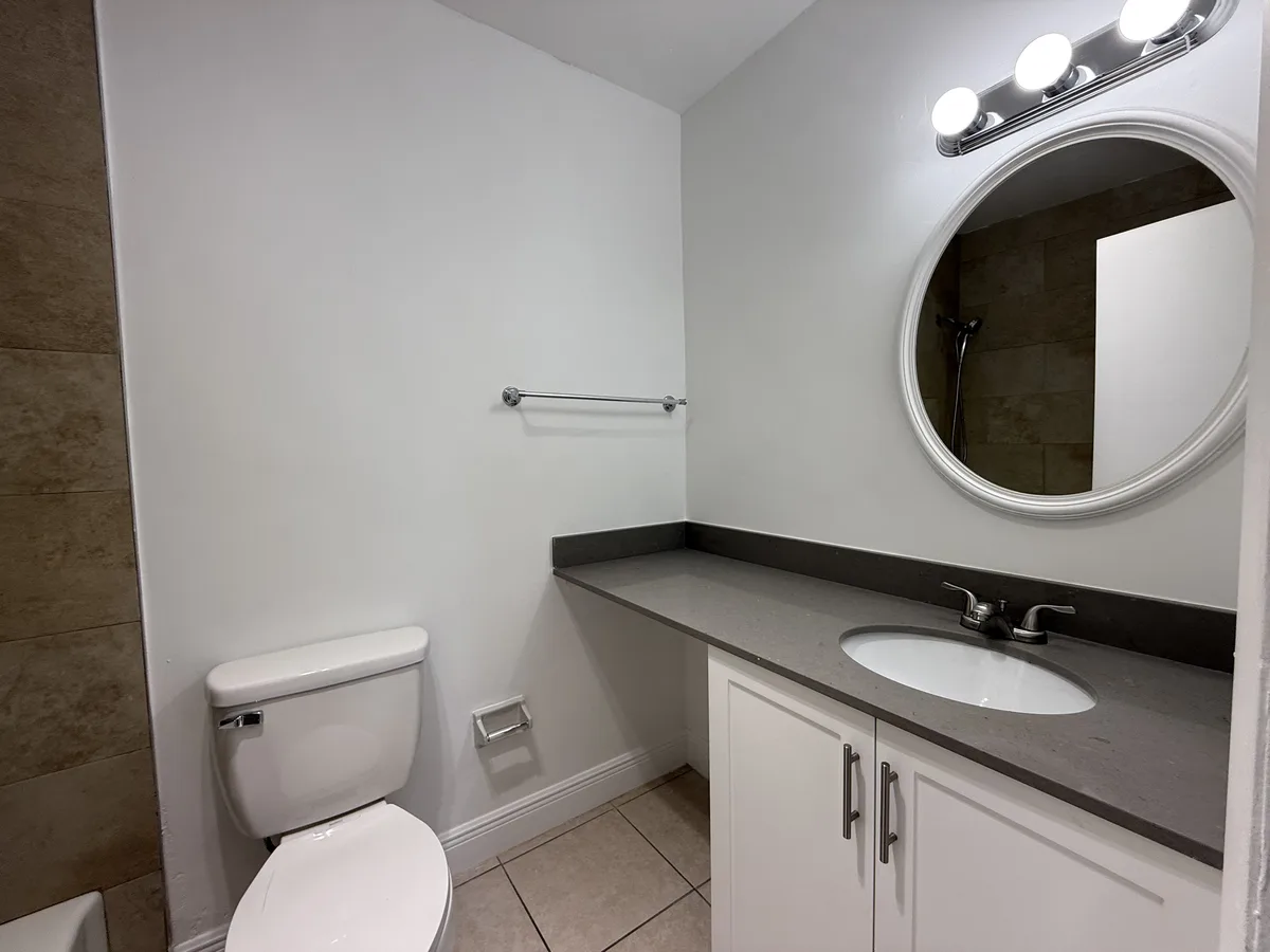901 Pine Dr #9 — 1BR/1BA apartment photo 3