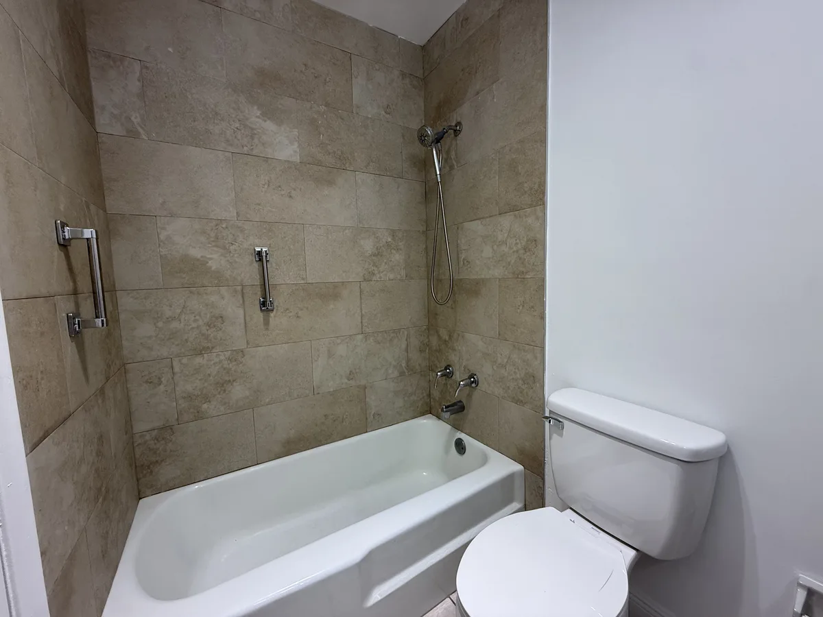 901 Pine Dr #9 — 1BR/1BA apartment photo 4