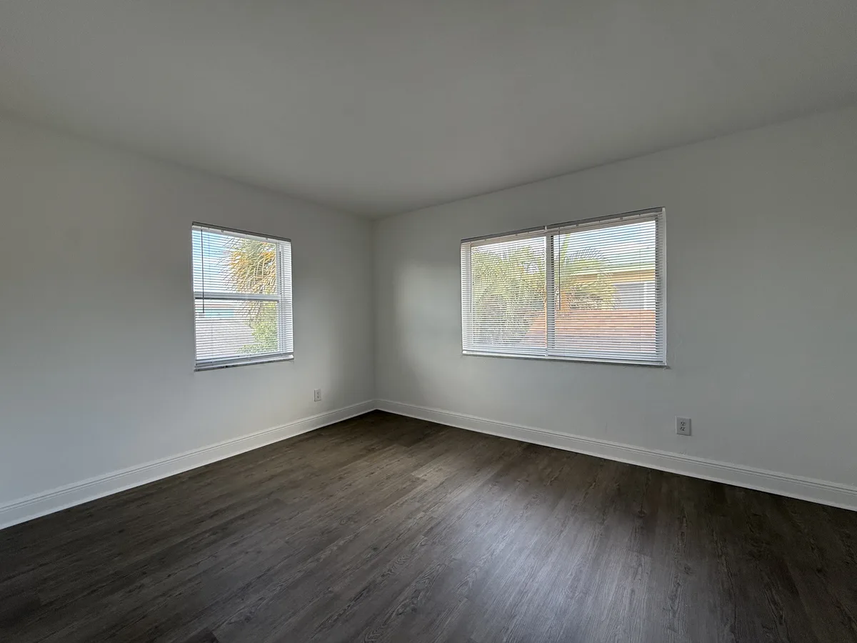 901 Pine Dr #9 — 1BR/1BA apartment photo 5
